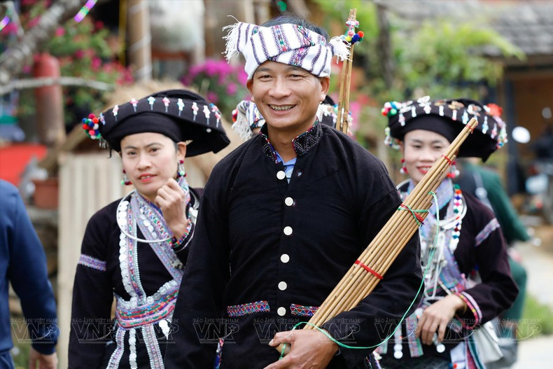 Los hombres de la etnia lao suelen llevar un pañuelo tradicional adornado con intrincados patrones bordados a mano. (Foto: Revista Vietnam) .