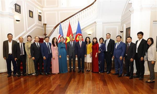 La delegación de Hanói, encabezada por Nguyen Ngoc Tuan, subsecretario del Comité partidista y presidente del Consejo Popular municipal, con el embajador y funcionarios de la embajada de Vietnam en Estados Unidos (Foto: VNA)
