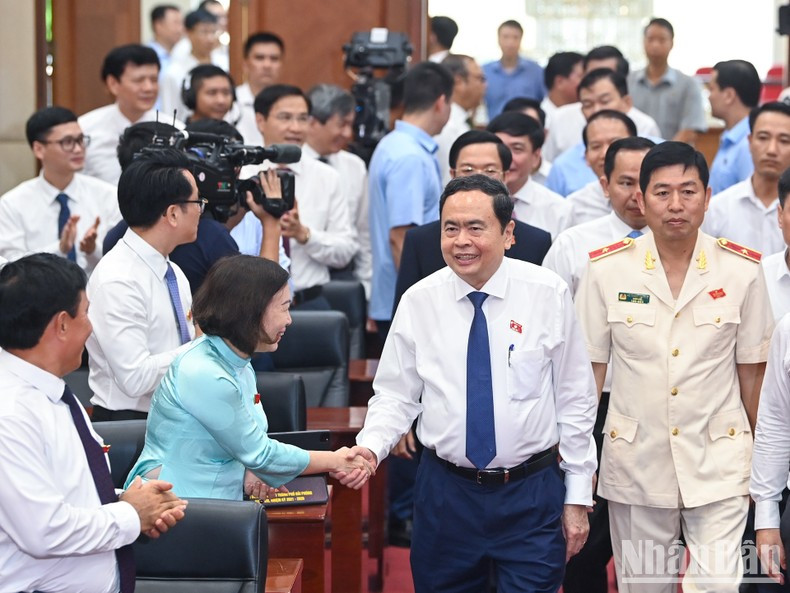 El presidente de la Asamblea Nacional vietnamita, Tran Thanh Man, y los delegados en la cita.