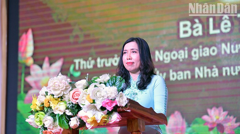 La viceministra de Relaciones Exteriores y jefa del Comité Estatal de Vietnamitas en el Extranjero, Le Thi Thu Hang, habla en la cita. La viceministra de Relaciones Exteriores y jefa del Comité Estatal de Vietnamitas en el Extranjero, Le Thi Thu Hang, habla en la cita.