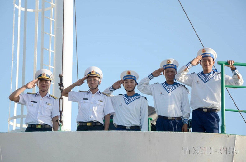 La Armada Popular de Vietnam es la fuerza clave en la salvaguardia de la soberanía del mar, las islas y la plataforma continental sagrada de la Patria, manteniendo un entorno de paz y estabilidad en el país y la región. La Armada Popular de Vietnam es la fuerza clave en la salvaguardia de la soberanía del mar, las islas y la plataforma continental sagrada de la Patria, manteniendo un entorno de paz y estabilidad en el país y la región.
