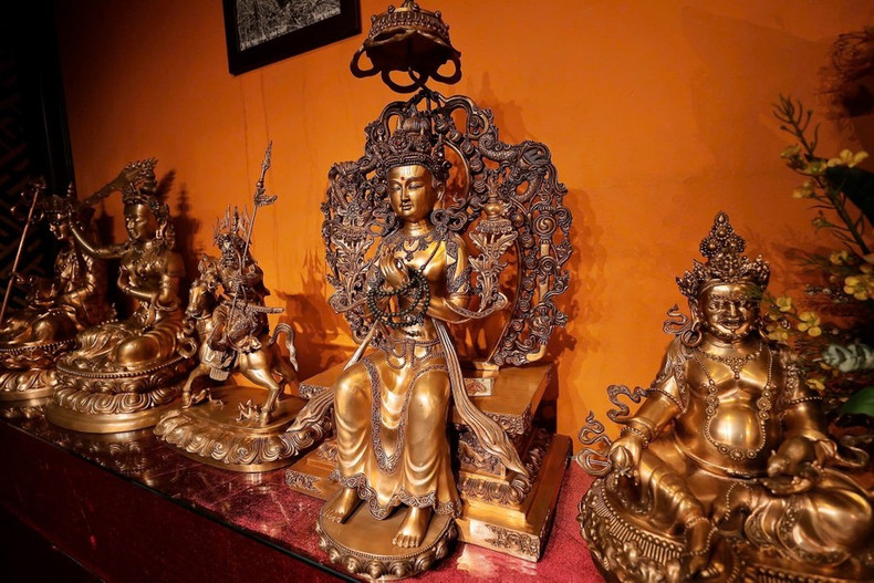 A pesar de muchos altibajos, con pasión por el oficio tradicional y manos hábiles, los artesanos de la aldea de Ngu Xa siguen dedicados a crear productos de alta calidad, finamente elaborados y con un sello distintivo. A pesar de muchos altibajos, con pasión por el oficio tradicional y manos hábiles, los artesanos de la aldea de Ngu Xa siguen dedicados a crear productos de alta calidad, finamente elaborados y con un sello distintivo.