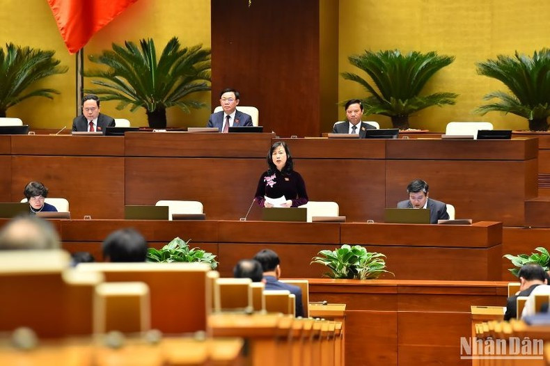 La ministra de Salud, Dao Hong Lan, pronuncia un discurso en el que explica y aclara varias cuestiones planteadas por los diputados en relación con el proyecto de ley. La ministra de Salud, Dao Hong Lan, pronuncia un discurso en el que explica y aclara varias cuestiones planteadas por los diputados en relación con el proyecto de ley.