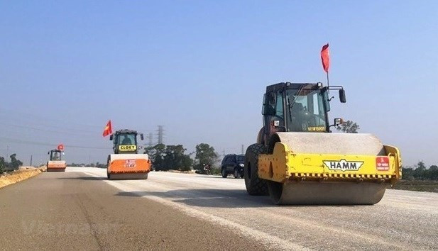 Contratista que participa en la construcción del tramo de ruta del proyecto autopista Norte-Sur. (Foto: VNA) Contratista que participa en la construcción del tramo de ruta del proyecto autopista Norte-Sur. (Foto: VNA)