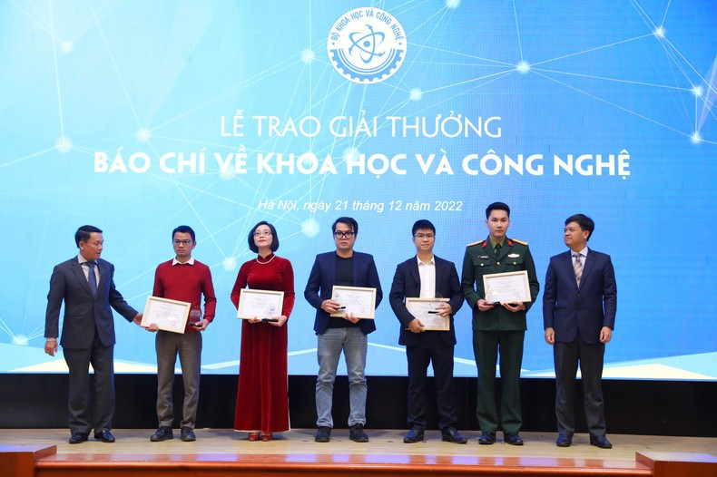 El Comité Organizador otorga los segundos premios.