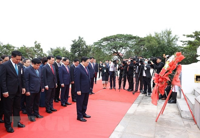 Minh Chinh y la delegación de alto nivel depositan una ofrenda floral en El Monumento a los Mártires Desconocidos de Laos. Minh Chinh y la delegación de alto nivel depositan una ofrenda floral en El Monumento a los Mártires Desconocidos de Laos.