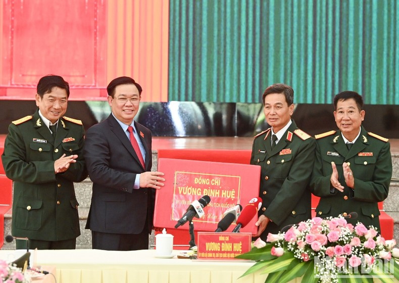 Dinh Hue entrega regalos del Tet al Alto Mando Militar provincial Dinh Hue entrega regalos del Tet al Alto Mando Militar provincial