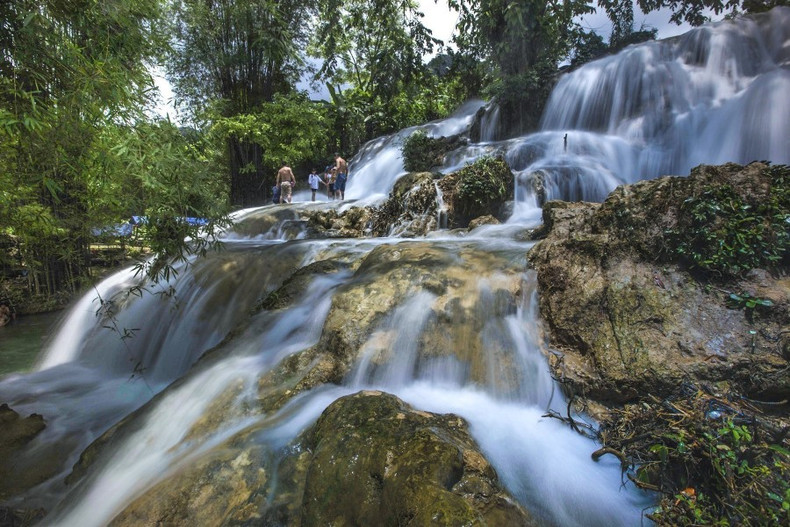 La belleza poética de la cascada de la Luna en el distrito de Tan Lac, Hoa Binh. La belleza poética de la cascada de la Luna en el distrito de Tan Lac, Hoa Binh.