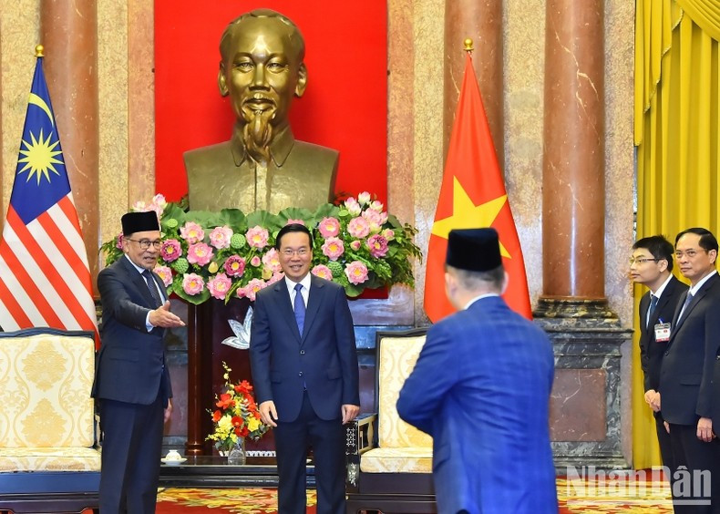 Anwar Ibrahim presenta a los miembros de la delegación malasia. Anwar Ibrahim presenta a los miembros de la delegación malasia.