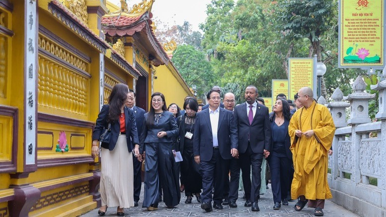 El primer ministro vietnamita, Pham Minh Chinh presenta sobre la pagoda Tran Quoc al primer ministro etíope y su esposa. El primer ministro vietnamita, Pham Minh Chinh presenta sobre la pagoda Tran Quoc al primer ministro etíope y su esposa.