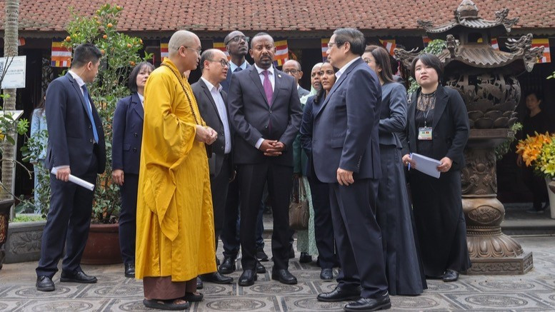 El primer ministro vietnamita, Pham Minh Chinh, presenta sobre la pagoda Tran Quoc. El primer ministro vietnamita, Pham Minh Chinh, presenta sobre la pagoda Tran Quoc.