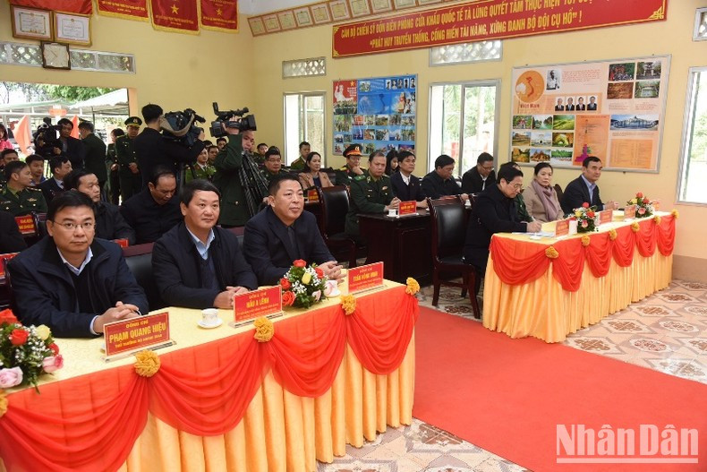 Minh Chinh y líderes de ministerios, departamentos y sectores en el programa. Minh Chinh y líderes de ministerios, departamentos y sectores en el programa.