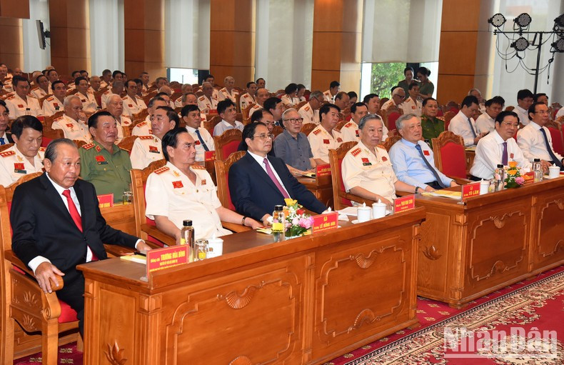 Minh Chinh y los delegados en el evento. Minh Chinh y los delegados en el evento.