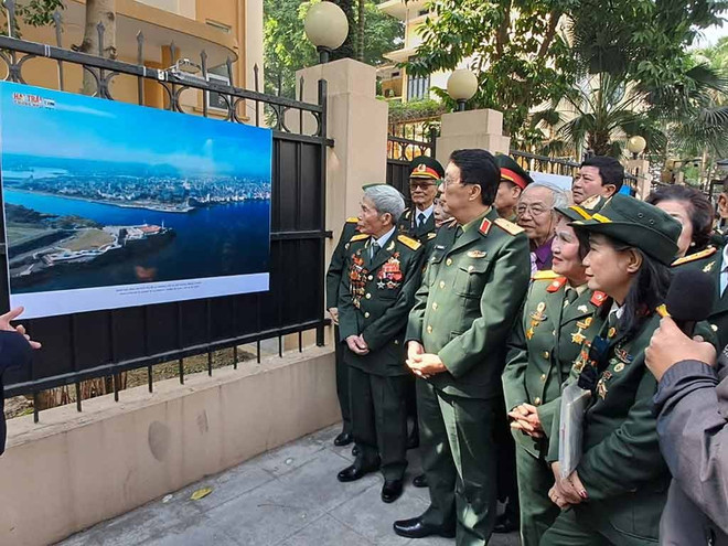 Los asistentes recorren una exposición fotográfica instalada en el área exterior de la Embajada (Foto: Prensa Latina) Los asistentes recorren una exposición fotográfica instalada en el área exterior de la Embajada (Foto: Prensa Latina)