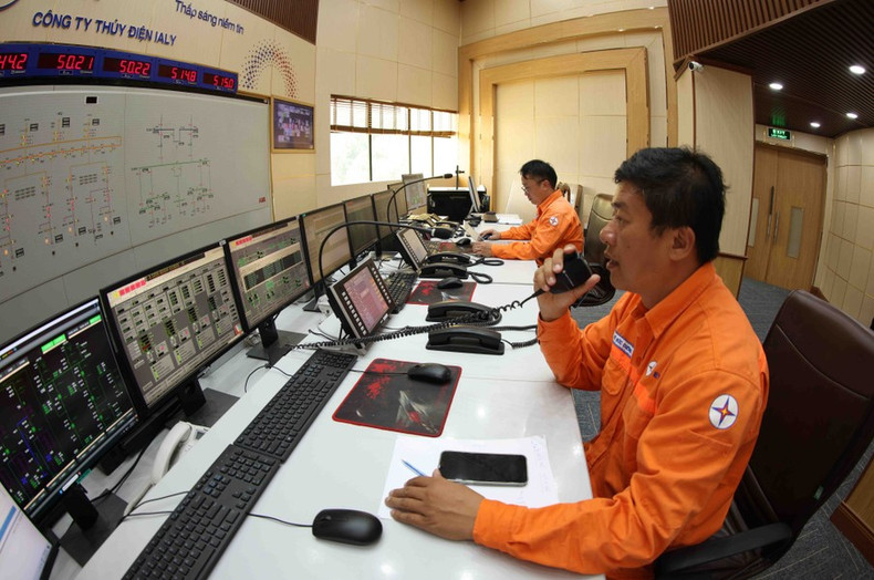 Personal técnico opera la producción de electricidad en la central hidroeléctrica de Ialy. Personal técnico opera la producción de electricidad en la central hidroeléctrica de Ialy.