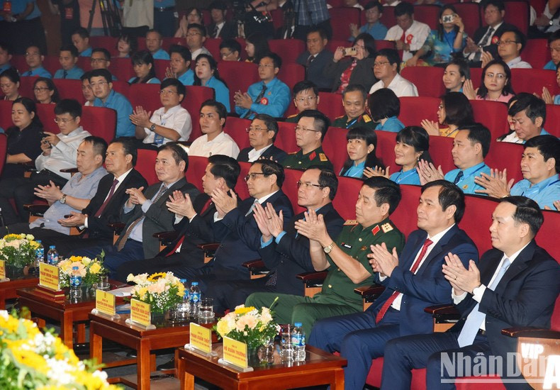 Minh Chinh y los delegados asistentes a la conferencia. Minh Chinh y los delegados asistentes a la conferencia.