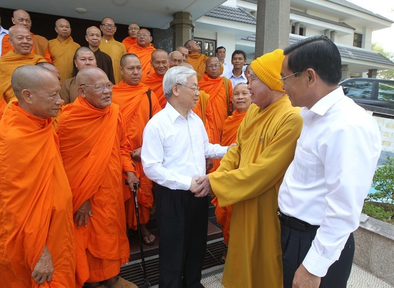 El secretario general Nguyen Phu Trong se reúne con los monjes de la filial de la Sangha Budista de Vietnam en la provincia de Soc Trang, el 9 de marzo de 2015.