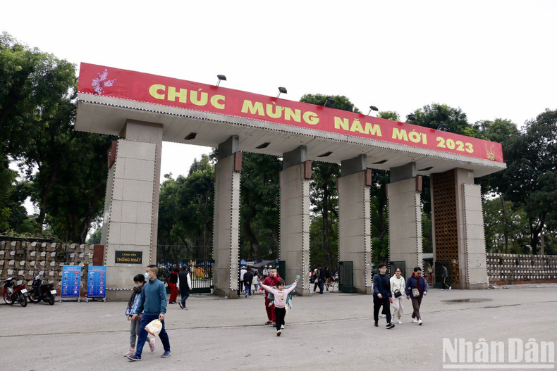 Muchas familias llegan al parque Thong Nhat para divertirse el primer día de las vacaciones.