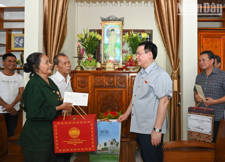 El máximo dirigente legislativo vietnamita entrega regalo a la combatiente herida Nguyen Thi Phon en la comuna de Trieu Thanh, distrito de Trieu Phong.