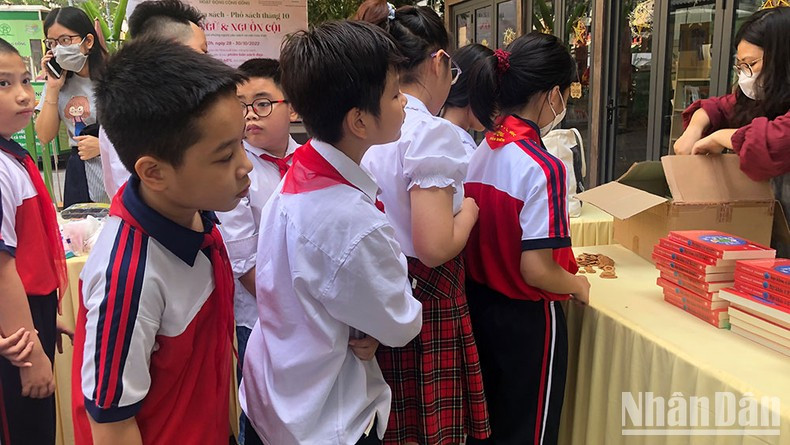 Lectores jóvenes hacen fila para recibir libros donados en el Día de la Cultura del Libro y la Lectura de Vietnam 2023.