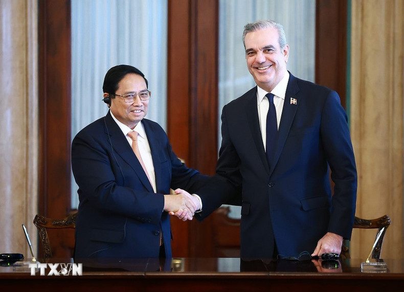 El primer ministro de Vietnam, Pham Minh Chinh, y el presidente de la República Dominicana, Luis Abinader Corona, en el acto de firma. El primer ministro de Vietnam, Pham Minh Chinh, y el presidente de la República Dominicana, Luis Abinader Corona, en el acto de firma.