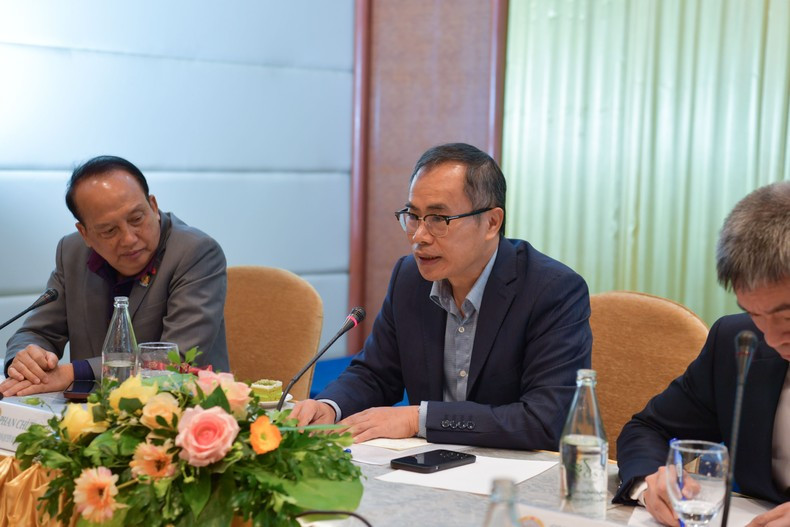 Chi Thanh pronuncia un discurso.