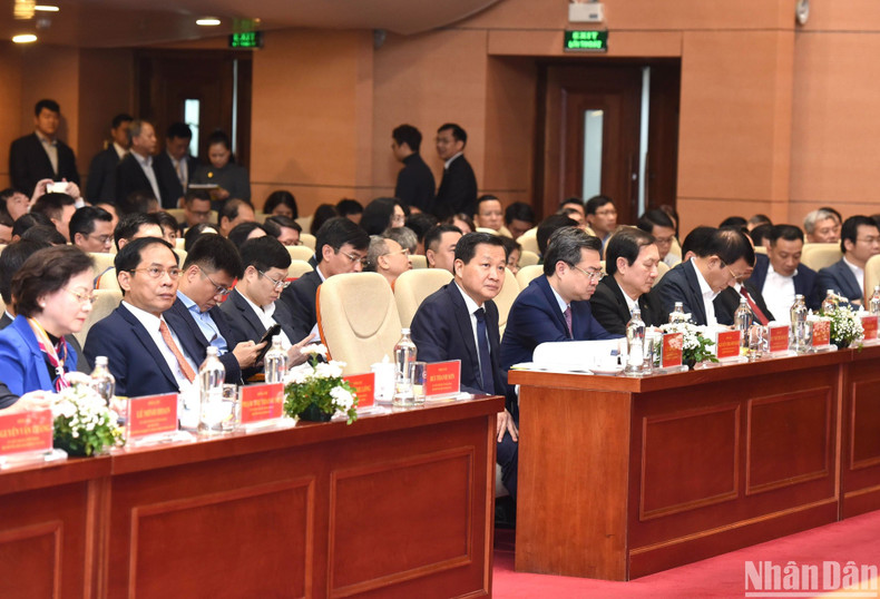 El viceprimer ministro vietnamita, Le Minh Khai, y los líderes de los ministerios y sectores. El viceprimer ministro vietnamita, Le Minh Khai, y los líderes de los ministerios y sectores.