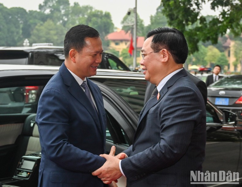 El presidente de la Asamblea Nacional vietnamita, Vuong Dinh Hue, recibe al premier camboyano, Samdech Hun Manet. El presidente de la Asamblea Nacional vietnamita, Vuong Dinh Hue, recibe al premier camboyano, Samdech Hun Manet.