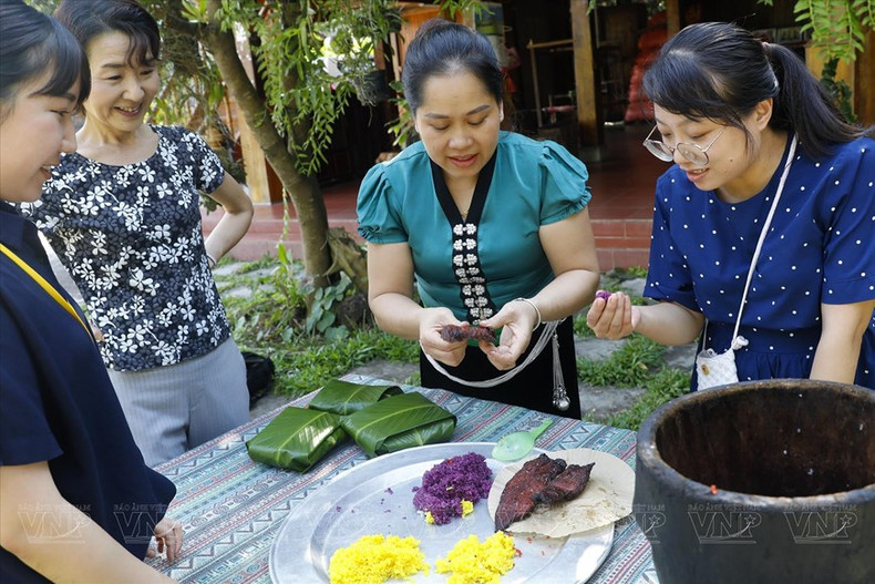 El arroz teñido de púrpura en cestas de madera de los Thai en Muong Lo.