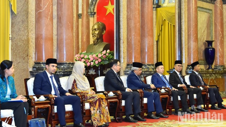 Delegados malasios en la reunión. Delegados malasios en la reunión.