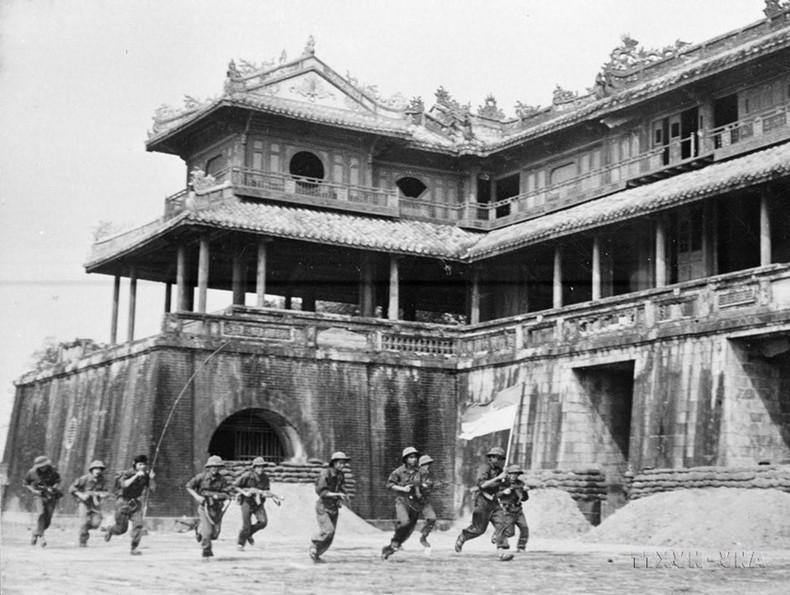 El ejército de liberación entra por la puerta de Ngo Mon (Hue), en la mañana del 26 de marzo de 1975.