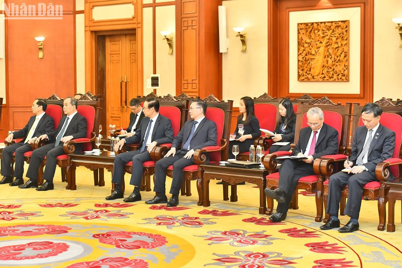 Delegados vietnamitas en la reunión. Delegados vietnamitas en la reunión.