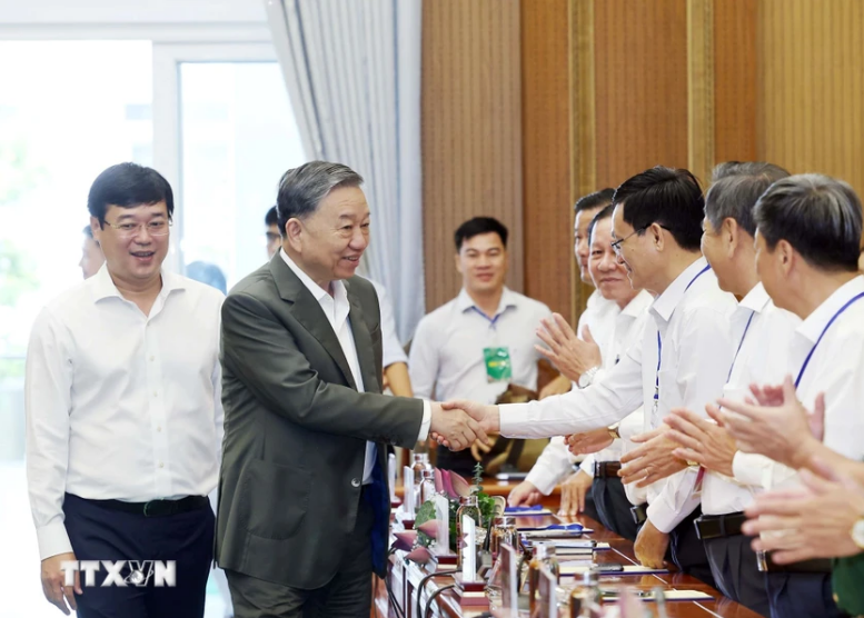 El secretario general del Partido Comunista de Vietnam, To Lam, y los delegados. El secretario general del Partido Comunista de Vietnam, To Lam, y los delegados.