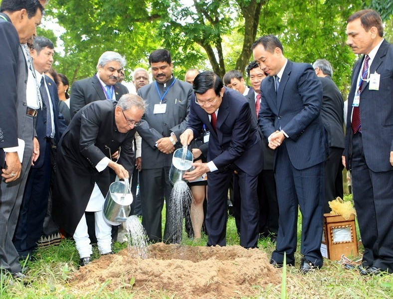 El entonces presidente Truong Tan Sang y su homólogo de la India, Pranab Mukherjee, plantaron un árbol Bodhi en el complejo del Monumento al Presidente Ho Chi Minh en el Palacio Presidencial (15 de septiembre de 2014).