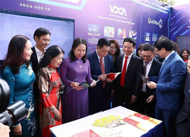 El secretario del Comité Central (CC) del Partido Comunista de Vietnam (PCV) y jefe de su Comisión de Propaganda y Educación, Nguyen Trong Nghia, la vicepresidenta vietnamita, Vo Thi Anh Xuan, y delegados en el evento (Foto: VNA) El secretario del Comité Central (CC) del Partido Comunista de Vietnam (PCV) y jefe de su Comisión de Propaganda y Educación, Nguyen Trong Nghia, la vicepresidenta vietnamita, Vo Thi Anh Xuan, y delegados en el evento (Foto: VNA)