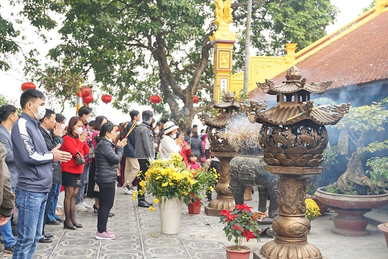 Un gran número de personas acude al templo el primer día del Año Nuevo Lunar en la Pagoda Tran Quoc (Hanói).