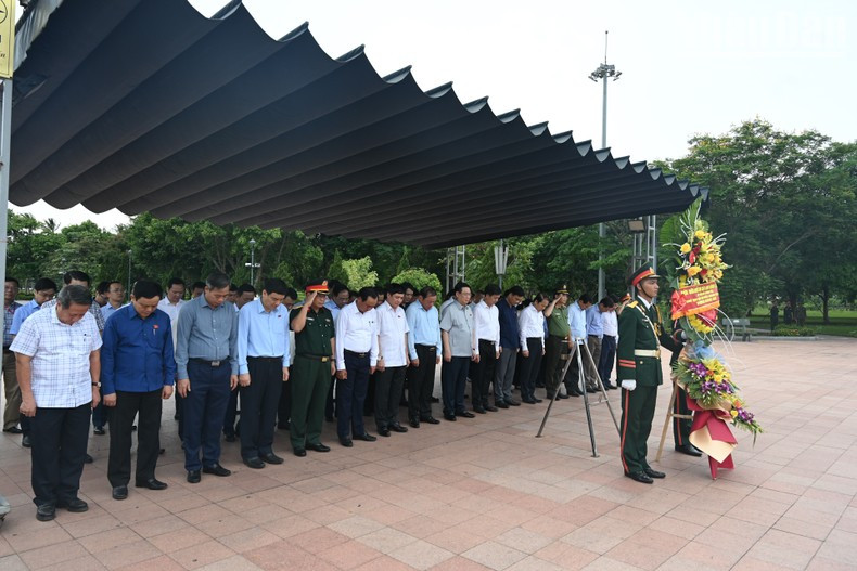 El titular de la Asamblea Nacional vietnamita, Vuong Dinh Hue, y los delegados guardan un momento de silencio para recordar a los héroes y mártires que cayeron en la antigua ciudadela de Quang Tri.