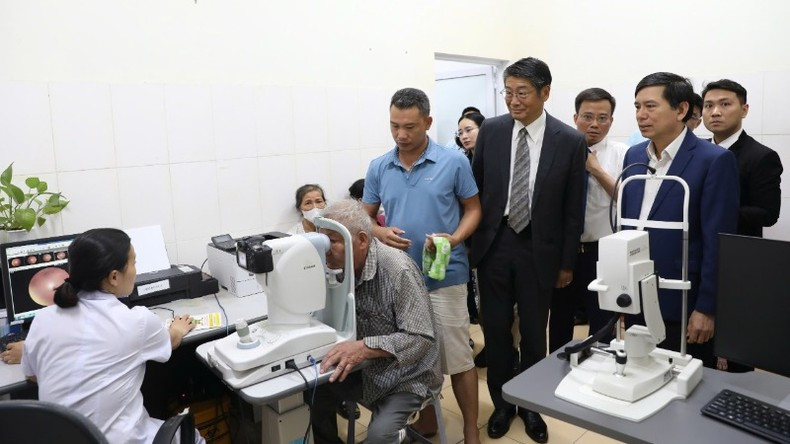 Los asistentes visitan la clínica. (Foto: Embajada de Japón en Vietnam) Los asistentes visitan la clínica. (Foto: Embajada de Japón en Vietnam)