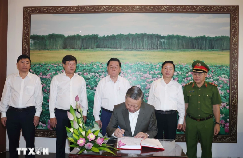 El secretario general del Partido Comunista de Vietnam, To Lam, firma en el libro de visitas de la zona conmemorativa. El secretario general del Partido Comunista de Vietnam, To Lam, firma en el libro de visitas de la zona conmemorativa.