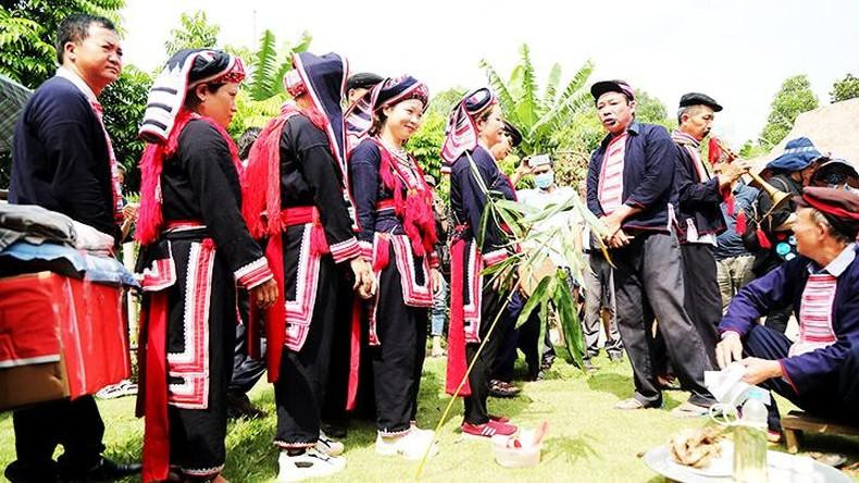 Con el consentimiento de la familia de la novia, la procesión parte de la casa de la novia a la del novio. Con el consentimiento de la familia de la novia, la procesión parte de la casa de la novia a la del novio.