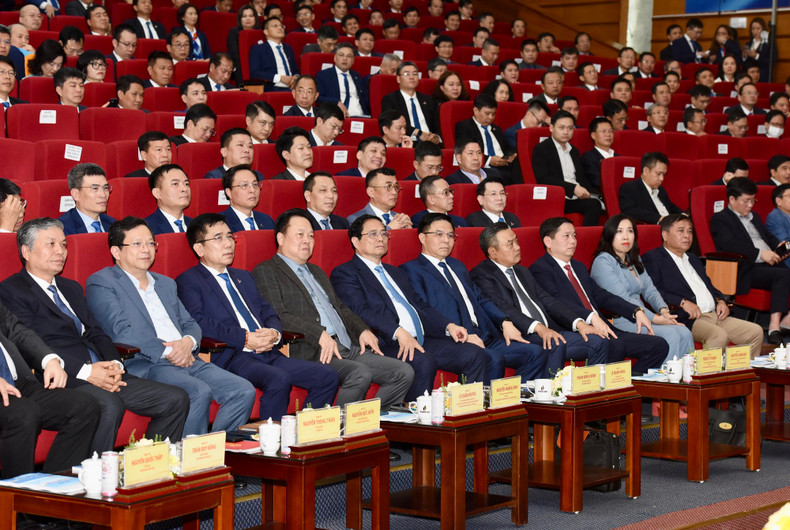 Minh Chinh y los participantes en el evento. Minh Chinh y los participantes en el evento.