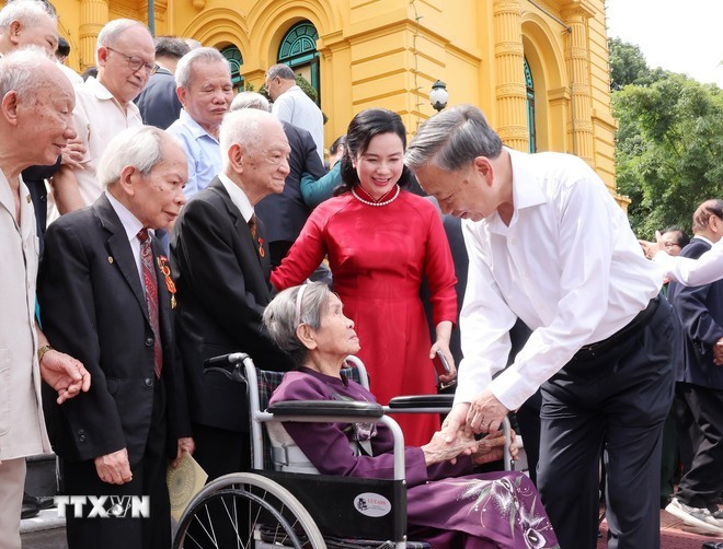 El máximo dirigente vietnamita y los delegados. (Foto: VNA) El máximo dirigente vietnamita y los delegados. (Foto: VNA)