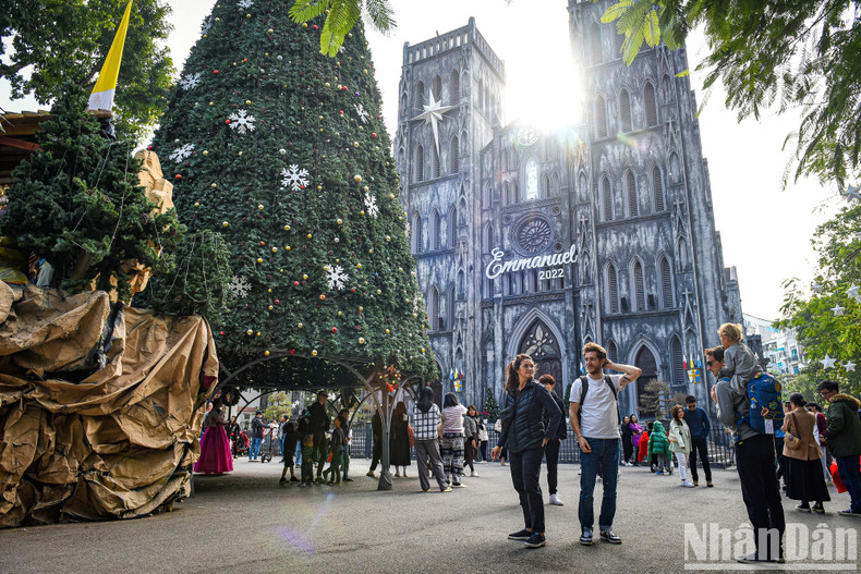 Muchas ciudadanos y turistas extranjeros visitan la Catedral de San José por estos días.