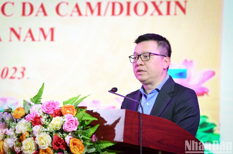 Quoc Minh habla en el acto.