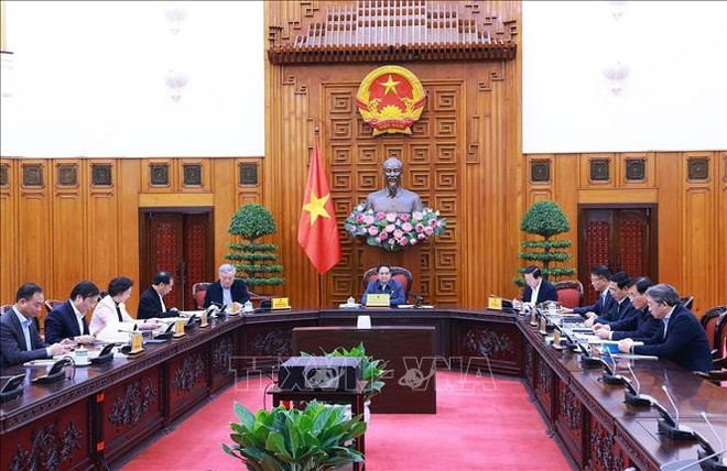 El primer ministro Pham Minh Chinh preside la sexta reunión sobre la reorganización y racionalización del aparato gubernamental. (Foto: VNA)