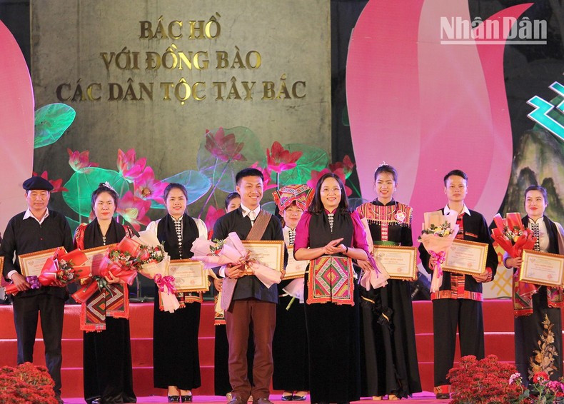 El Comité Organizador entregó premios individuales y colectivos.