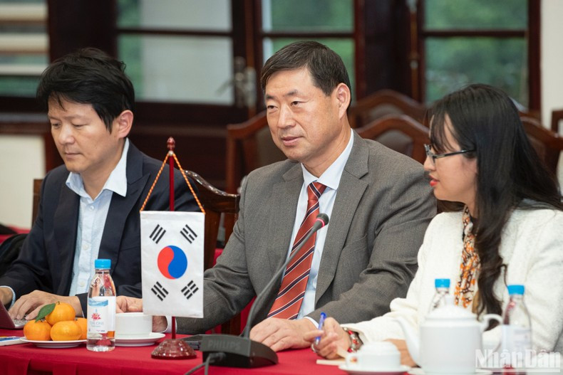 El presidente y director ejecutivo de la agencia de noticias de Yonhap, Hwang Dae-il, interviene en la cita. El presidente y director ejecutivo de la agencia de noticias de Yonhap, Hwang Dae-il, interviene en la cita.