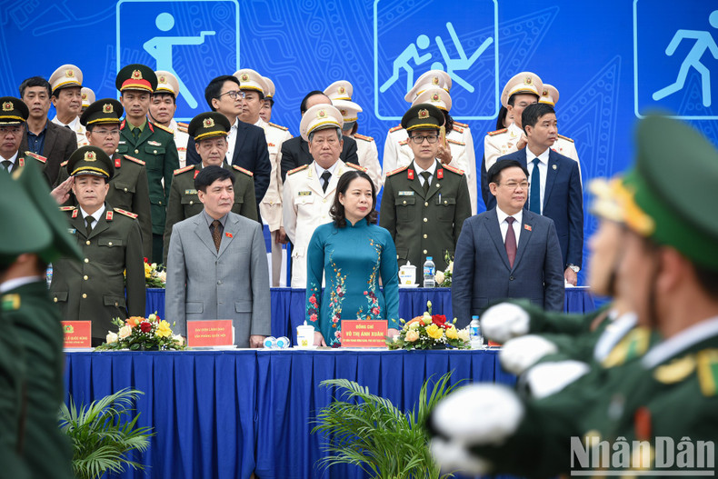 El presidente de la Asamblea Nacional, Vuong Dinh Hue, y los delegados en la ceremonia. El presidente de la Asamblea Nacional, Vuong Dinh Hue, y los delegados en la ceremonia.