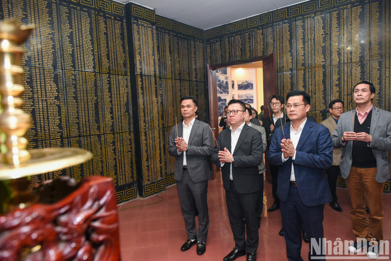 Quoc Minh y los delegados ofrecen incienso en la casa memorial de la División 325.
