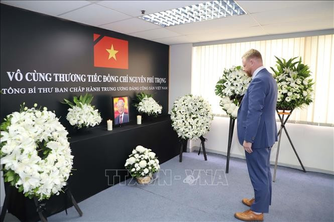 El cónsul general adjunto de Rusia en Hong Kong (China), Vadim Savin, rinde homenaje al máximo dirigente partidista vietnamita.